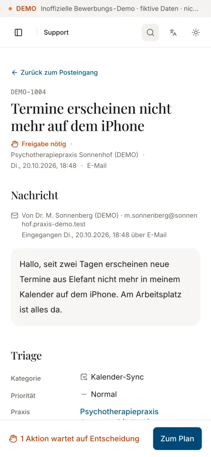 Support-Ticket DEMO-1004 auf dem Handy mit der Nachricht der Praxis, der Triage und dem Hinweis auf eine offene Freigabe.