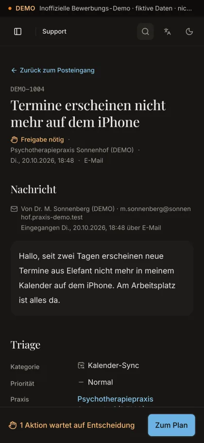 Support-Ticket DEMO-1004 auf dem Handy mit der Nachricht der Praxis, der Triage und dem Hinweis auf eine offene Freigabe.